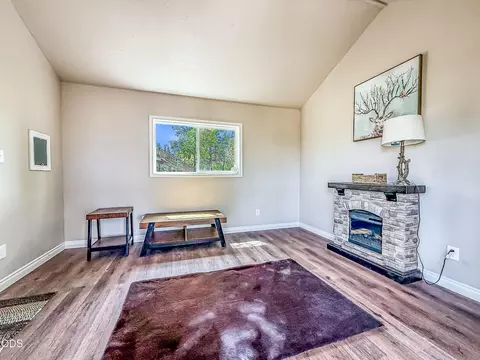 Living - 22929 Rivercrest Dr, Chiloquin, OR 97624 photo 5 of 5