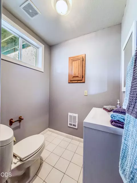 Bath - 22929 Rivercrest Dr, Chiloquin, OR 97624 photo 4 of 5