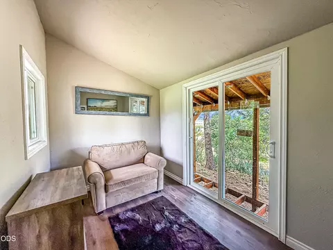 Living - 22929 Rivercrest Dr, Chiloquin, OR 97624 photo 3 of 5