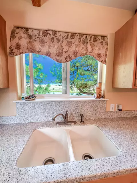 Kitchen - 22929 Rivercrest Dr, Chiloquin, OR 97624 photo 2 of 4