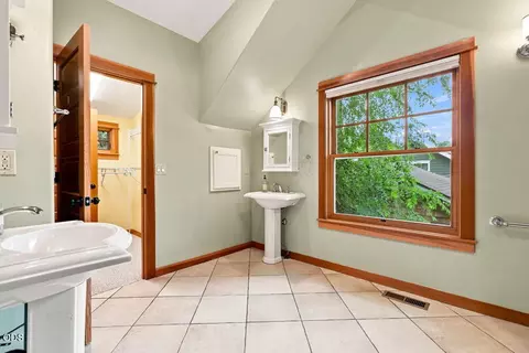 Bath - 425 NW State St, Bend, OR 97703 photo 2 of 4