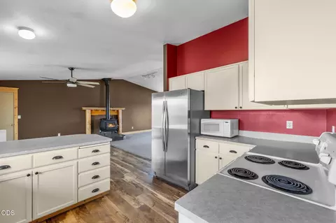 Kitchen - 24893 Elk Ln, Bend, OR 97701 photo 4 of 4