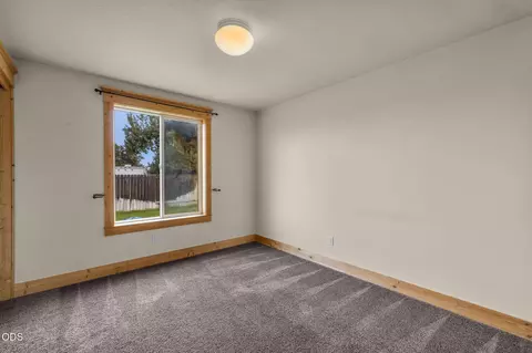 Bedroom - 24893 Elk Ln, Bend, OR 97701 photo 6 of 8