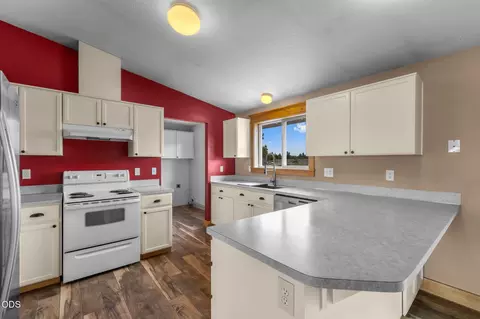 Kitchen - 24893 Elk Ln, Bend, OR 97701 photo 2 of 4