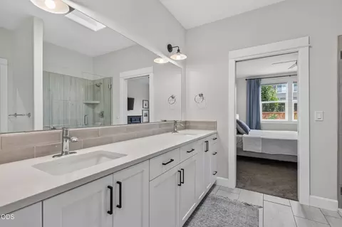 Bath - 20488 Aberdeen, Bend, OR 97702 photo 1 of 4