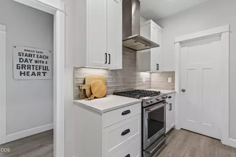 Entry Way - 20488 Aberdeen, Bend, OR 97702 photo 1 of 5