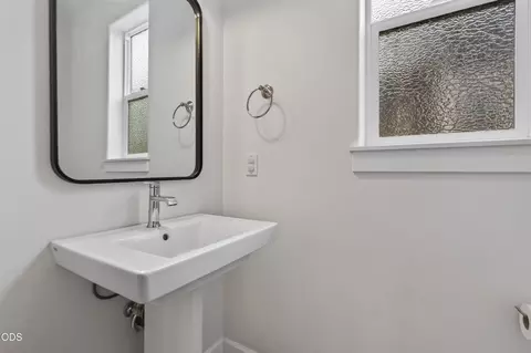 Bath - 20488 Aberdeen, Bend, OR 97702 photo 2 of 4