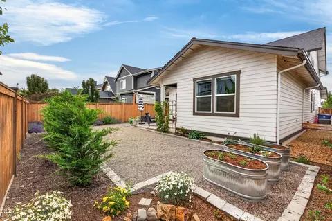 Exterior - 20488 Aberdeen, Bend, OR 97702 photo 8 of 10