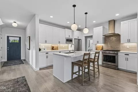 Kitchen - 20488 Aberdeen, Bend, OR 97702 photo 2 of 6