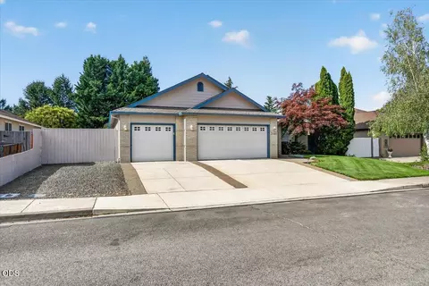 3460 Blue Blossom Dr, Medford, OR 97504