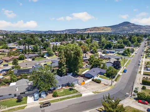 1521 Johnson St, Medford, OR 97504