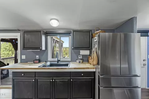 Kitchen - 47490 Ferguson Mountain Rd, Beatty, OR 97621 photo 6 of 7