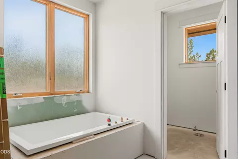 Bath - 23020 Brushline Ct, Bend, OR 97701 photo 3 of 8