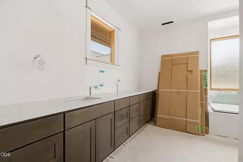 Bath - 23020 Brushline Ct, Bend, OR 97701 photo 2 of 8