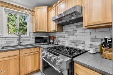 Kitchen - 60733 Bristol Way, Bend, OR 97702 photo 3 of 4