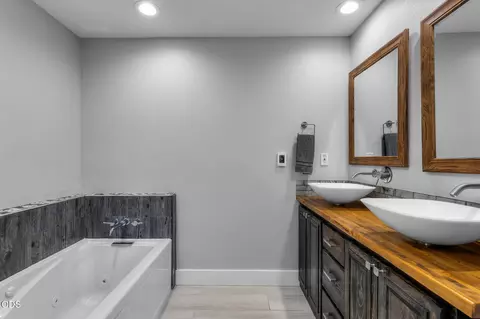 Bath - 60733 Bristol Way, Bend, OR 97702 photo 3 of 6