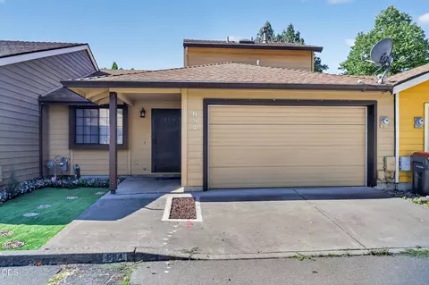 654 Golden Ln, Medford, OR 97504