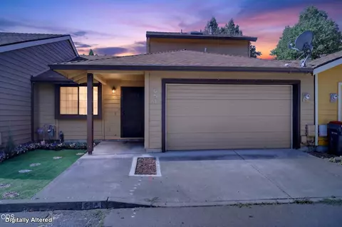 654 Golden Ln, Medford, OR 97504
