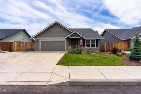 432 NE Oak Ave, Redmond, OR 97756