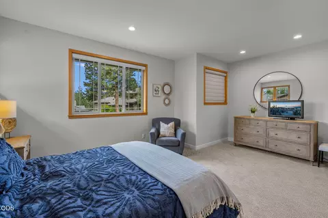 Bedroom - 61899 Broken Top Dr, Bend, OR 97702 photo 6 of 8
