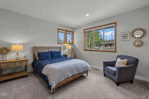 Bedroom - 61899 Broken Top Dr, Bend, OR 97702 photo 5 of 8