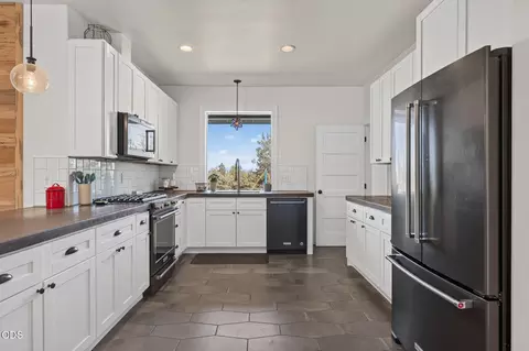 Kitchen - 65180 78th St, Bend, OR 97703 photo 2 of 3