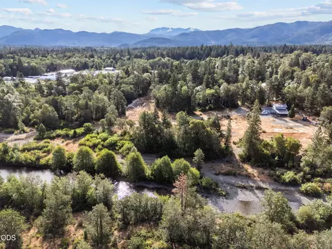 302 River Grove Dr, Cave Junction, OR 97523 photo 8