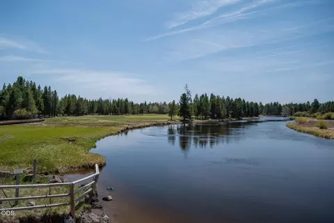 View/Area - 17907 Lofty Ln # 4, Sunriver, OR 97707 photo 1 of 2