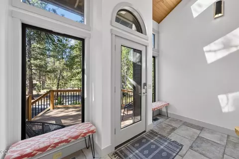 Entry Way - 17907 Lofty Ln # 4, Sunriver, OR 97707 photo 5 of 5