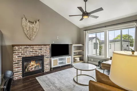 Living - 454 NE Burnside Ave, Bend, OR 97701 photo 6 of 8