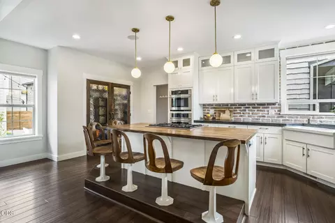 Kitchen - 454 NE Burnside Ave, Bend, OR 97701 photo 1 of 7