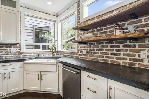 Kitchen - 454 NE Burnside Ave, Bend, OR 97701 photo 5 of 7