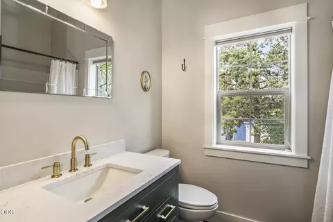 Bath - 454 NE Burnside Ave, Bend, OR 97701 photo 6 of 6