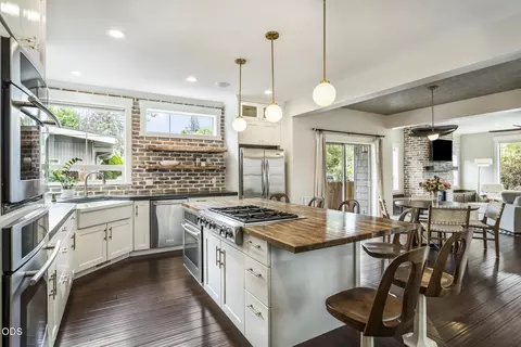Kitchen - 454 NE Burnside Ave, Bend, OR 97701 photo 3 of 7