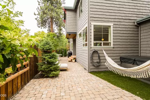 Exterior - 454 NE Burnside Ave, Bend, OR 97701 photo 10 of 15