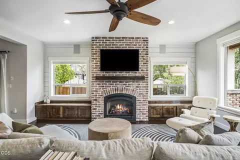 Living - 454 NE Burnside Ave, Bend, OR 97701 photo 2 of 8