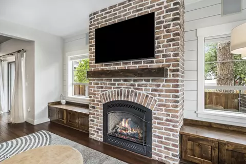 Living - 454 NE Burnside Ave, Bend, OR 97701 photo 4 of 8