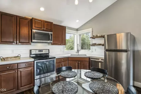 Kitchen - 454 NE Burnside Ave, Bend, OR 97701 photo 7 of 7
