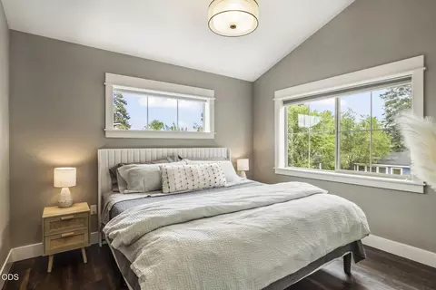 Bedroom - 454 NE Burnside Ave, Bend, OR 97701 photo 4 of 4