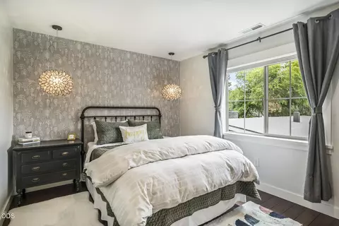 Bedroom - 454 NE Burnside Ave, Bend, OR 97701 photo 3 of 4