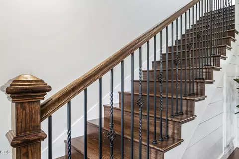 Entry Way - 454 NE Burnside Ave, Bend, OR 97701 photo 1 of 2