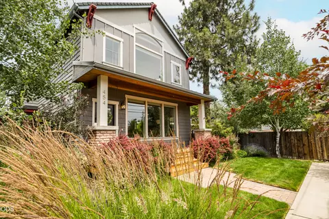 Exterior - 454 NE Burnside Ave, Bend, OR 97701 photo 3 of 15