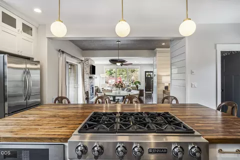 Kitchen - 454 NE Burnside Ave, Bend, OR 97701 photo 6 of 7