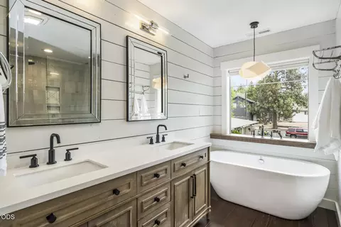 Bath - 454 NE Burnside Ave, Bend, OR 97701 photo 2 of 6
