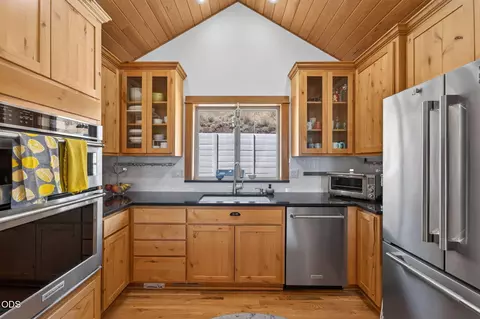 Kitchen - 577 NW Greyhawk Ave, Bend, OR 97703 photo 3 of 5