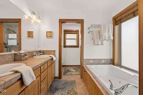 Bath - 577 NW Greyhawk Ave, Bend, OR 97703 photo 1 of 5
