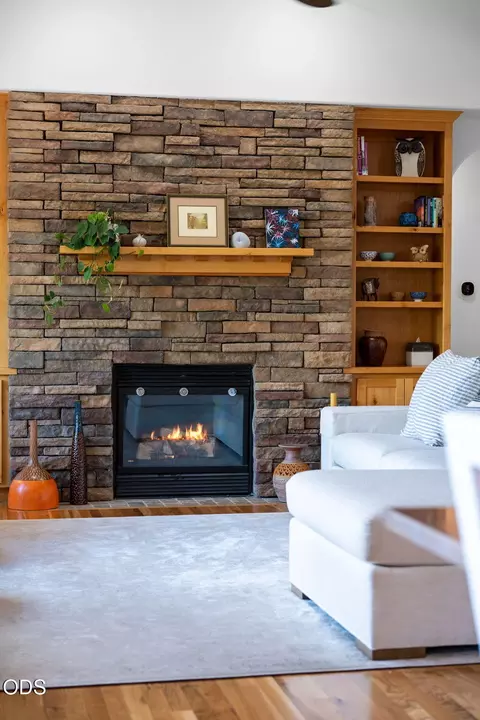 Living - 577 NW Greyhawk Ave, Bend, OR 97703 photo 6 of 7