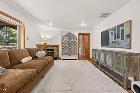 Living - 577 NW Greyhawk Ave, Bend, OR 97703 photo 7 of 7