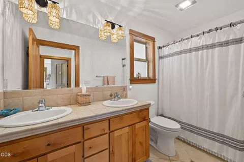 Bath - 577 NW Greyhawk Ave, Bend, OR 97703 photo 4 of 5