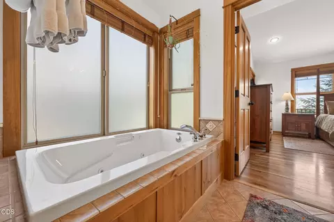 Bath - 577 NW Greyhawk Ave, Bend, OR 97703 photo 2 of 5